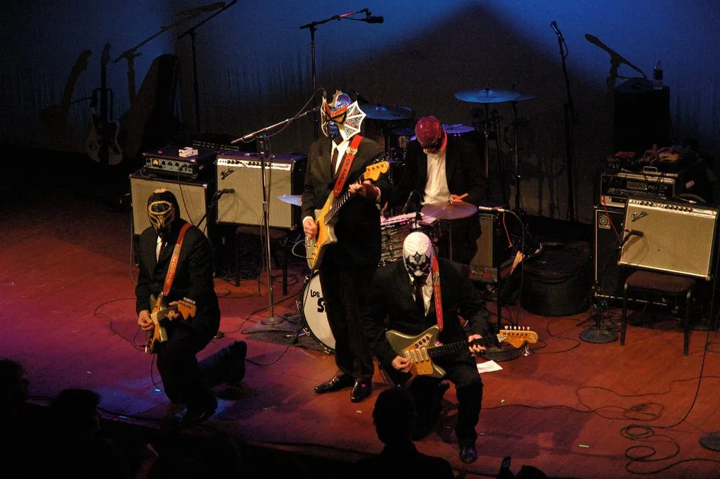 Los Straitjackets